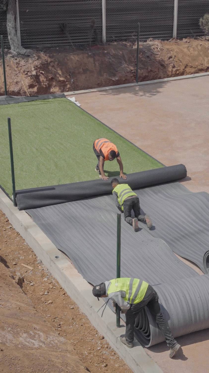 Pose du revêtement sportif par les équipes Sportlogic sur un chantier au Maroc