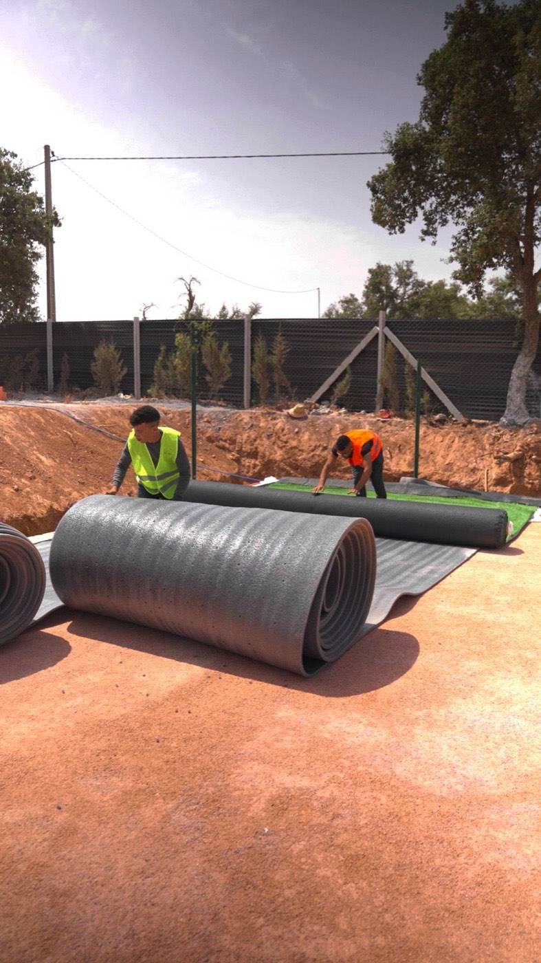 Préparation du support et de la sous-couche drainante avant pose du gazon synthétique