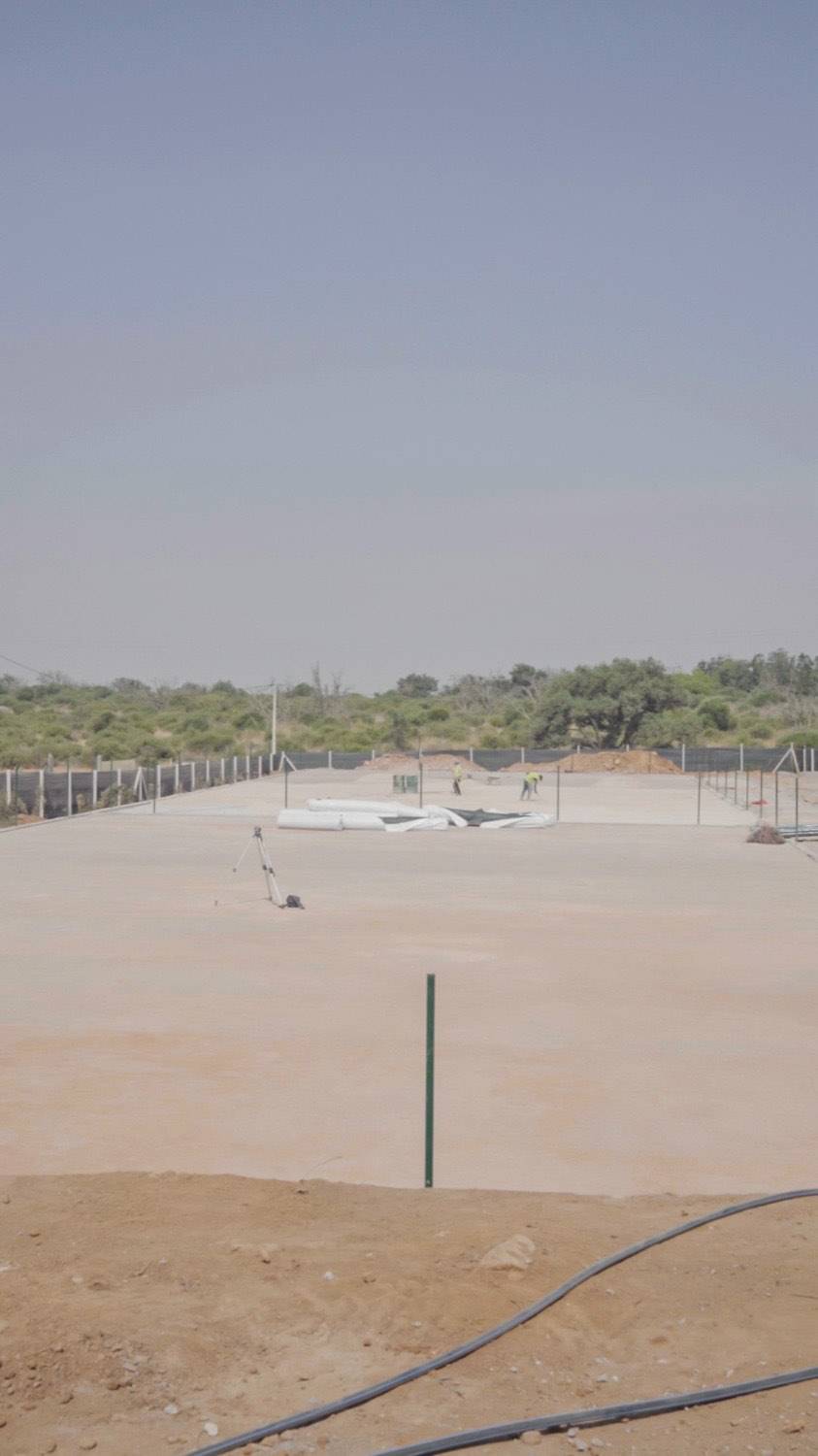 Chantier de construction d'un terrain de football en gazon synthétique