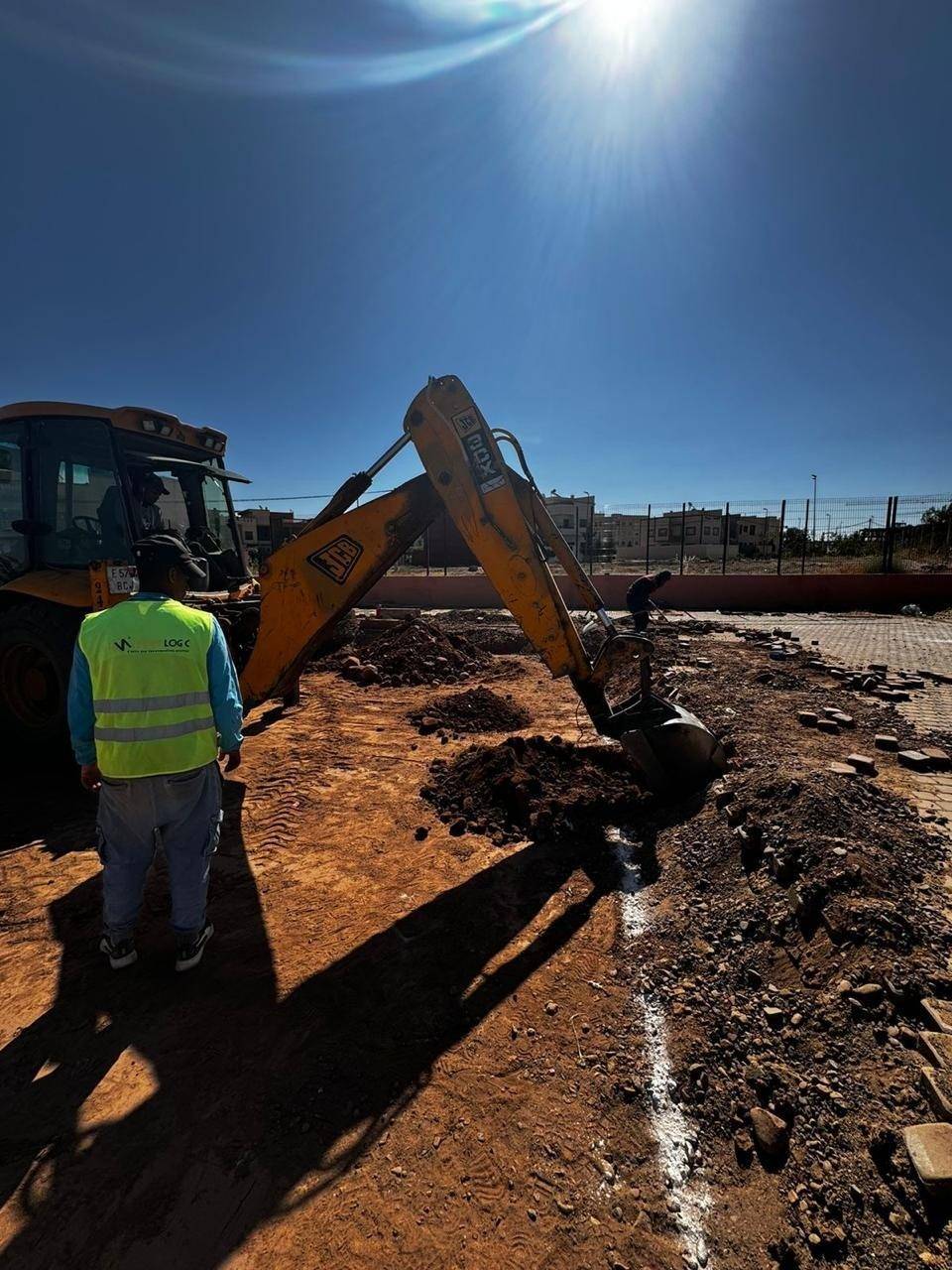 Préparation et contrôle de la plateforme lors de la rénovation d'un terrain de foot au Maroc