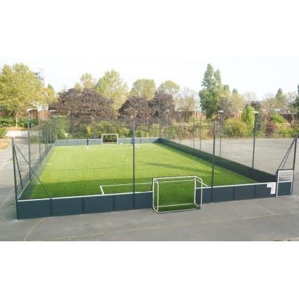 Terrain de foot à 5 CompetSport installé, avec palissades et filets pare-ballons