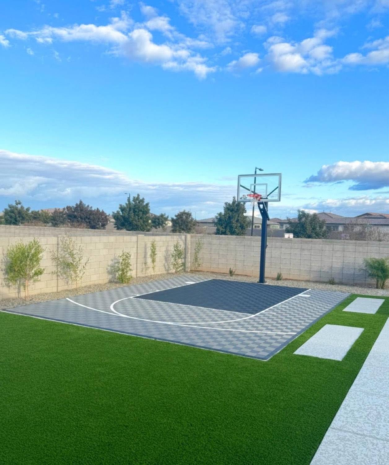 Terrain multisports avec panier de basket et traçage multi-jeux construit au Maroc