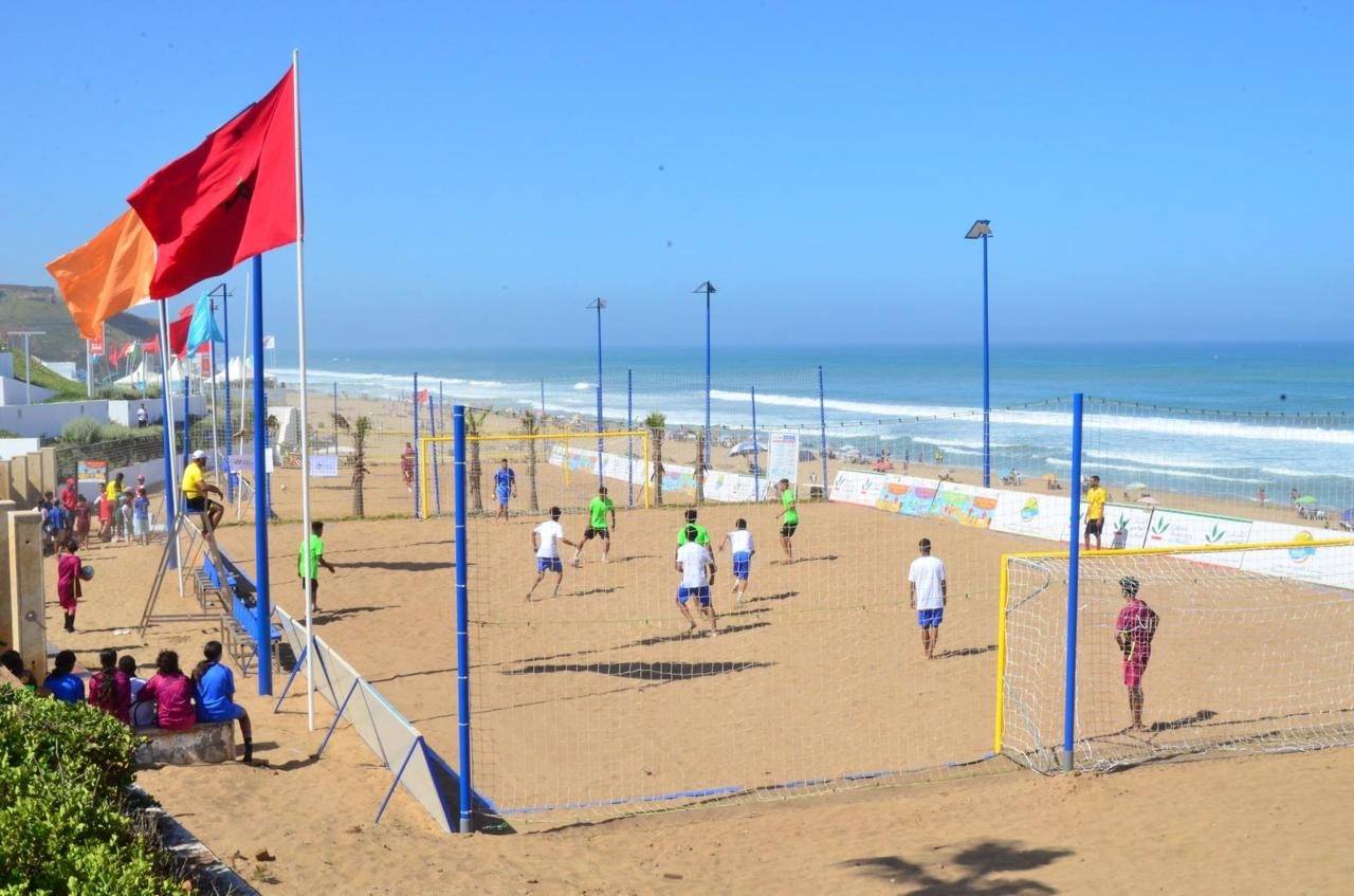 Terrain de beach soccer en bord de mer au Maroc